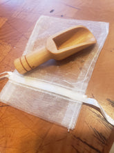 Load image into Gallery viewer, Wooden Bath Scoop with Bath Soak Bag
